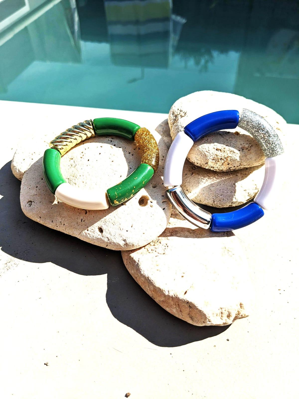 Bracelets portés au bord de la piscine